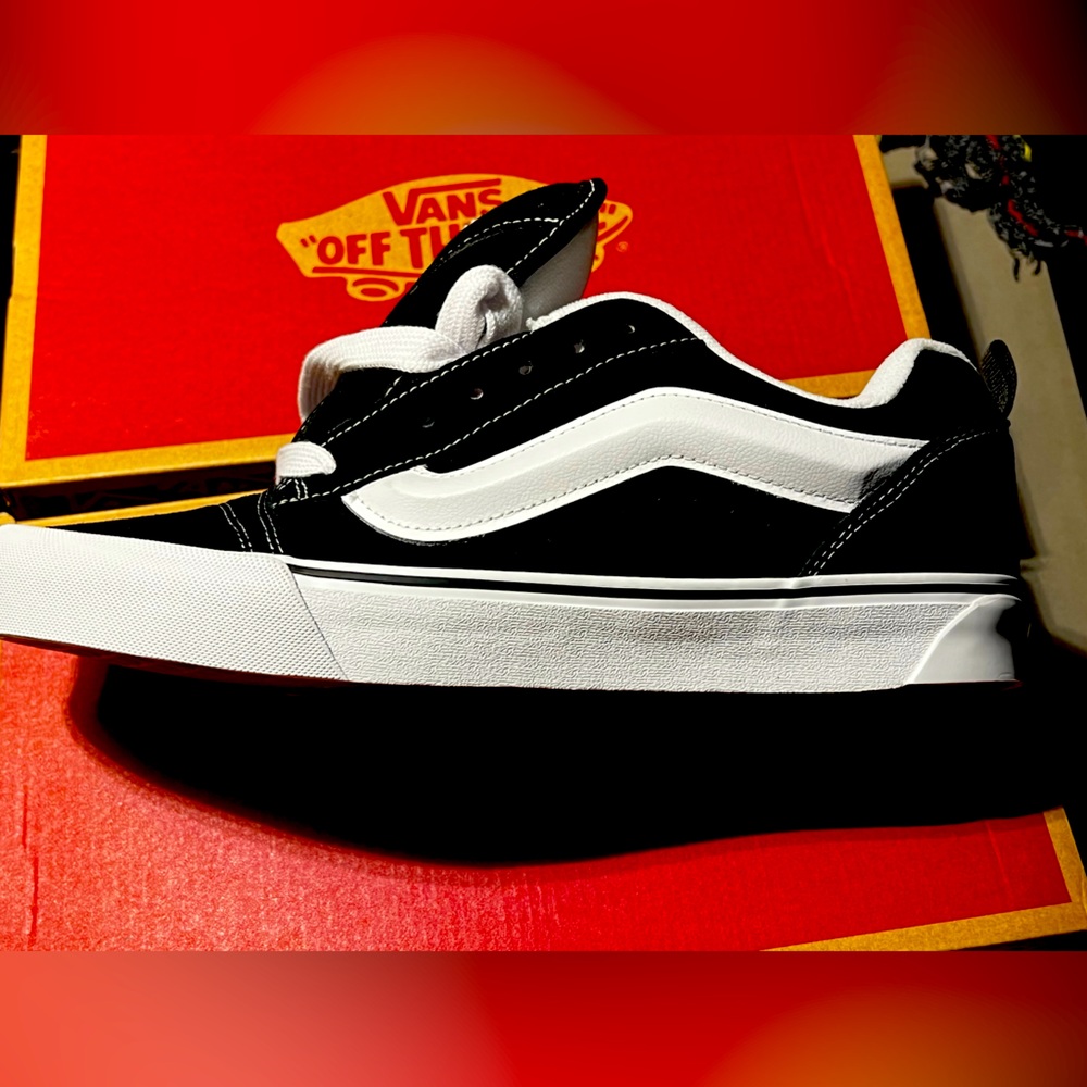 KNU SKOOL black/true white
New with box size 11 Men